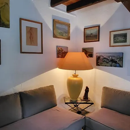 Renovated 12th-century Chapel Fully Equipped For 6 *