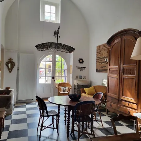 Renovated 12th-century Chapel Fully Equipped For 6 *